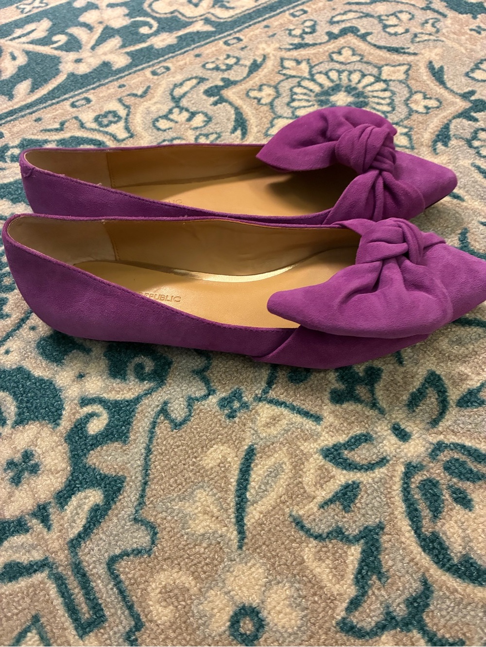 Banana Republic Purple Suede Bow Pointed-Toe Flats. Size 9. - Picture 4 of 6